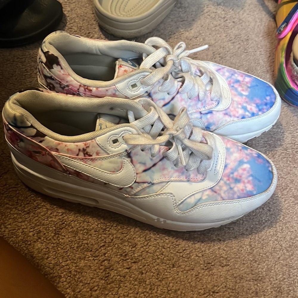 Nikes - Picture 2 of 3